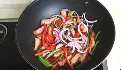 告别牛肉炒老咬不动，一招鲜嫩入味，搭配黑牛超牛铁板香米饭，下饭神器！